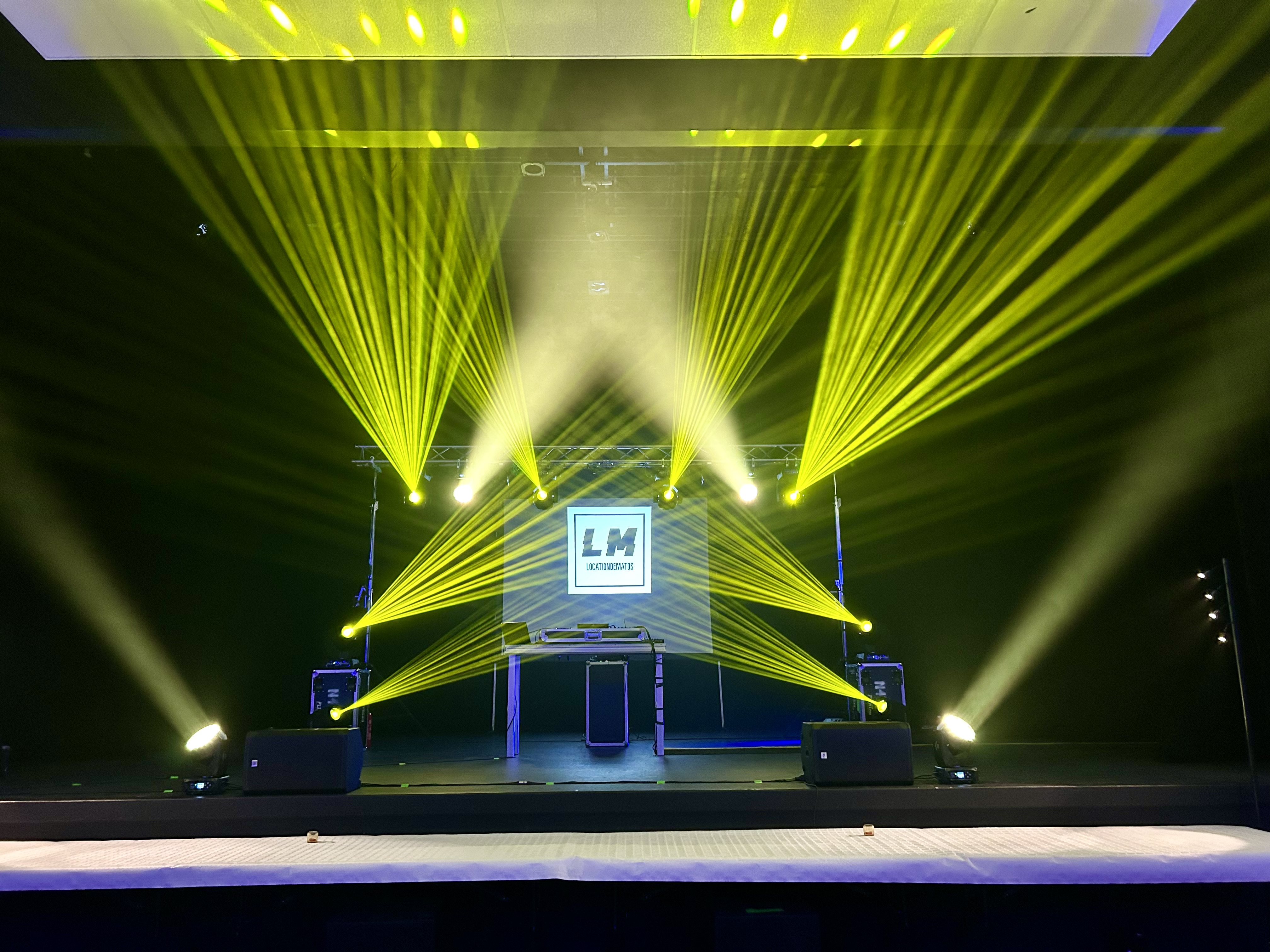 Installation lumière et sonorisation Locationdematos avec lasers pour événement professionnel
